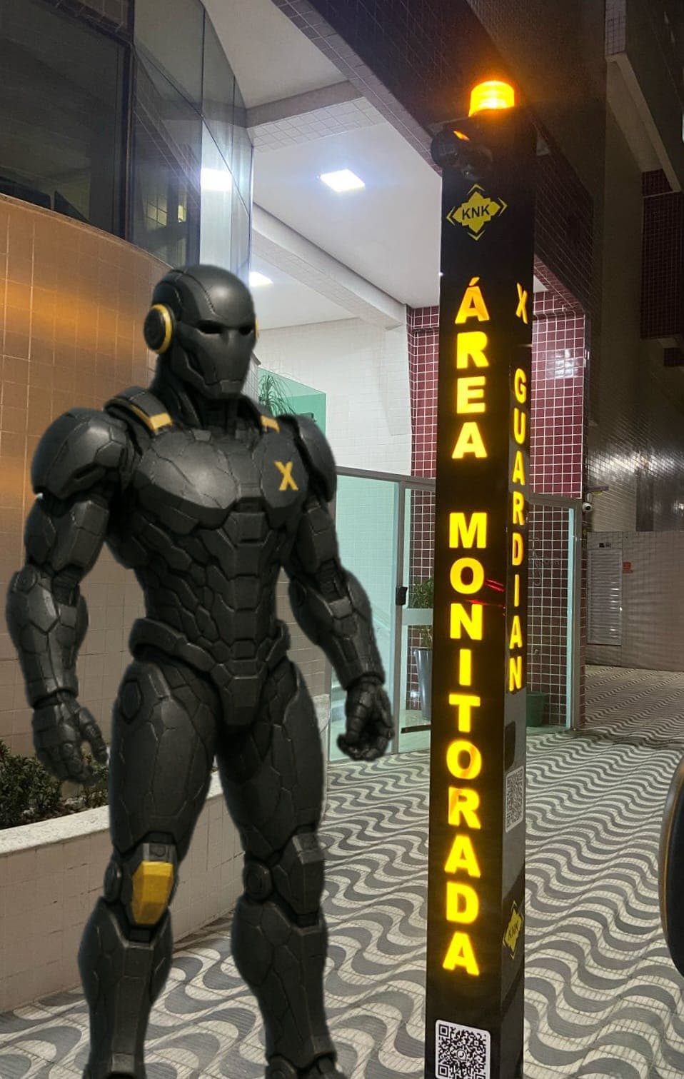 Personagem XGUARDIAN ao lado da torre de monitoramento instalada no condomínio