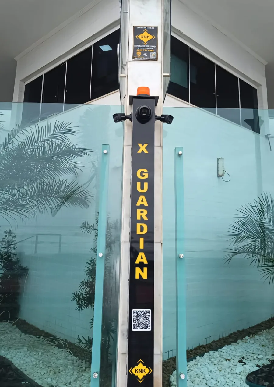 Totem XGUARDIAN instalado em área de lazer de condomínio