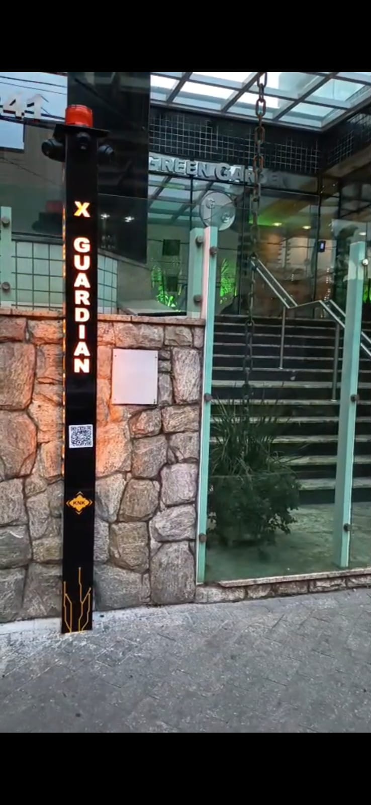 Torre XGUARDIAN instalada na entrada de condomínio, com câmeras, sinalização e identificação KNK