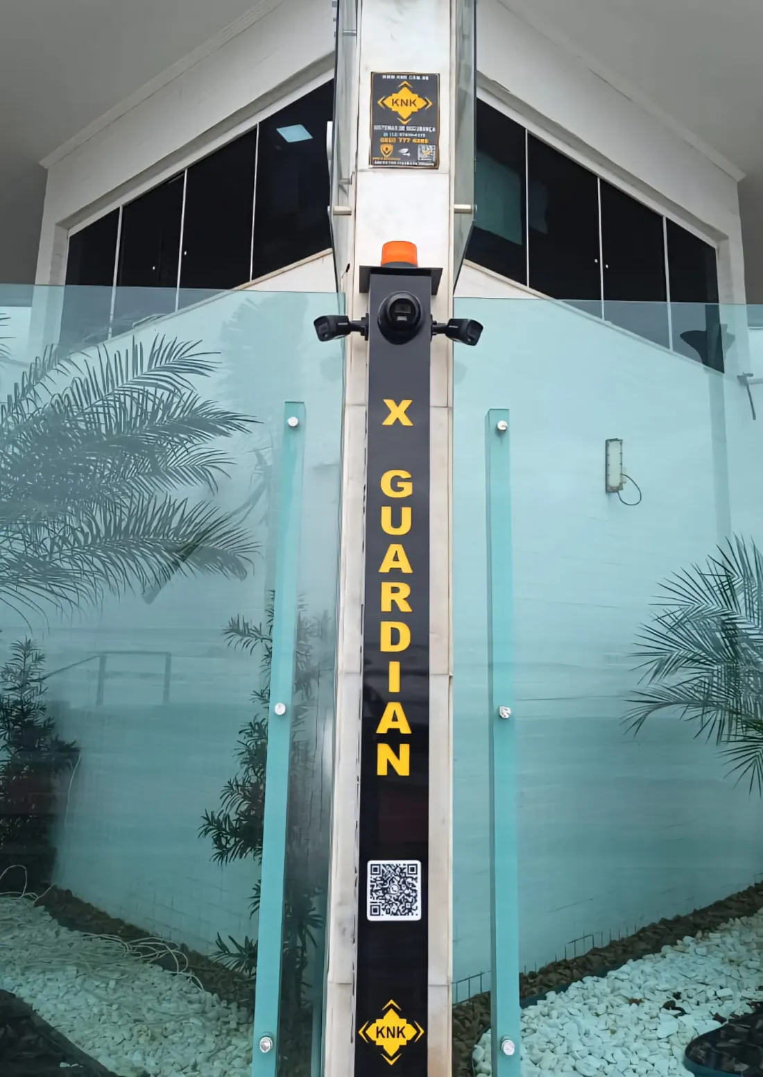 Torre XGUARDIAN instalada em frente ao edifício monitorado