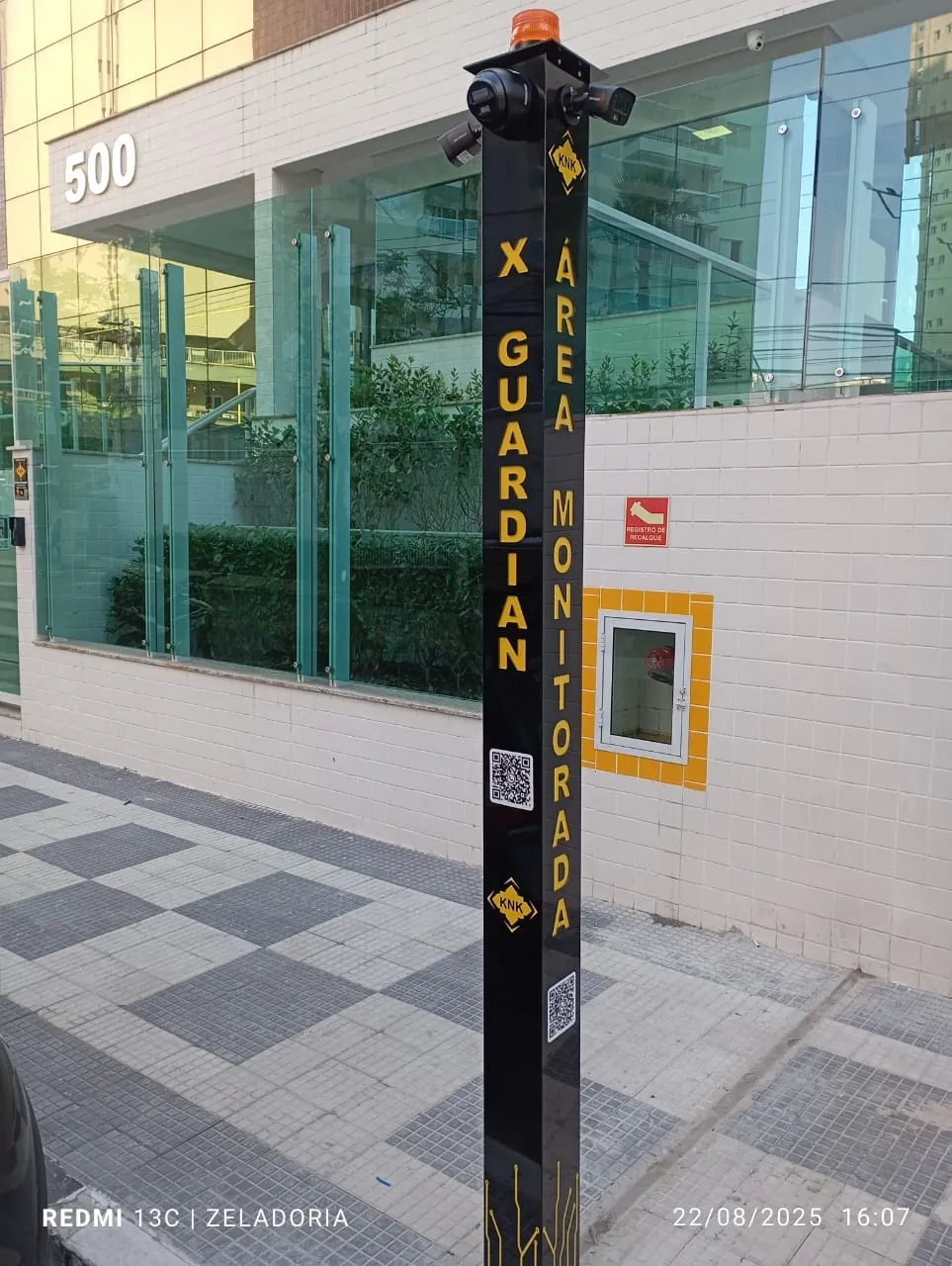 Torre da Vizinhança Colaborativa instalada em via residencial